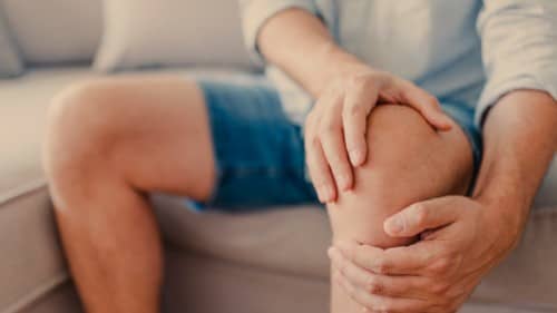 อาการปวดเข่าเรื้อรัง (Chronic knee pain) : อาการ สาเหตุ การรักษา