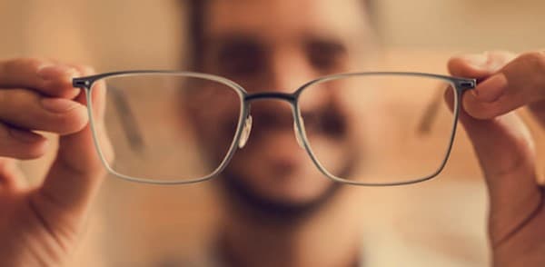 การทำความสะอาดแว่นตา (How to Clean Your Eyeglasses)