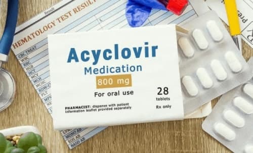 ยาอะไซโคลเวียร์ (Acyclovir) : การใช้และคำเตือน
